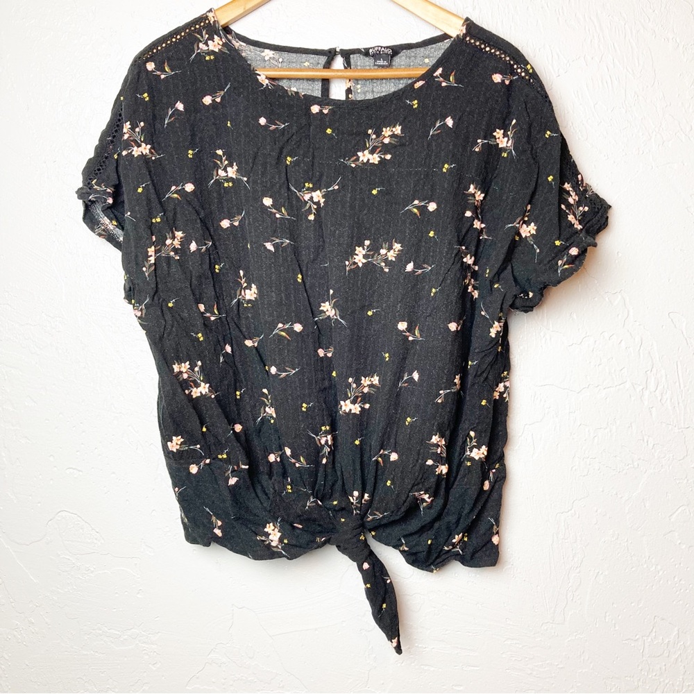 Buffalo black floral tee tie waist short sleeve size large